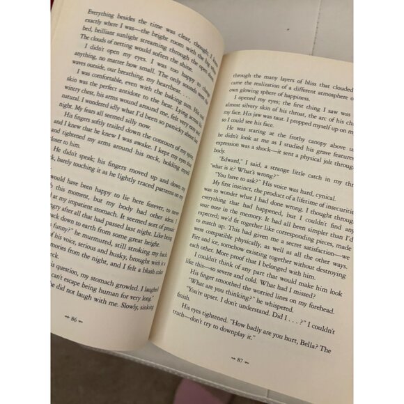 "Breaking Dawn" Hardcover By Stephenie Meyer Series Twilight - Picture 5 of 8